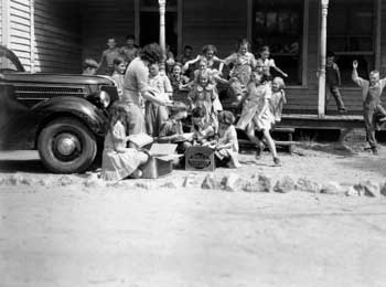 Picture of children in front of Stonewall School, Appomattox County