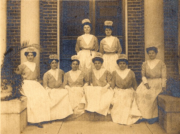 The Nursing School Class of 1908 poses in front of the University of Virginia Hospital (Department of Historical Collections and Services, Claude Moore Health Sciences Library, University of Virginia)