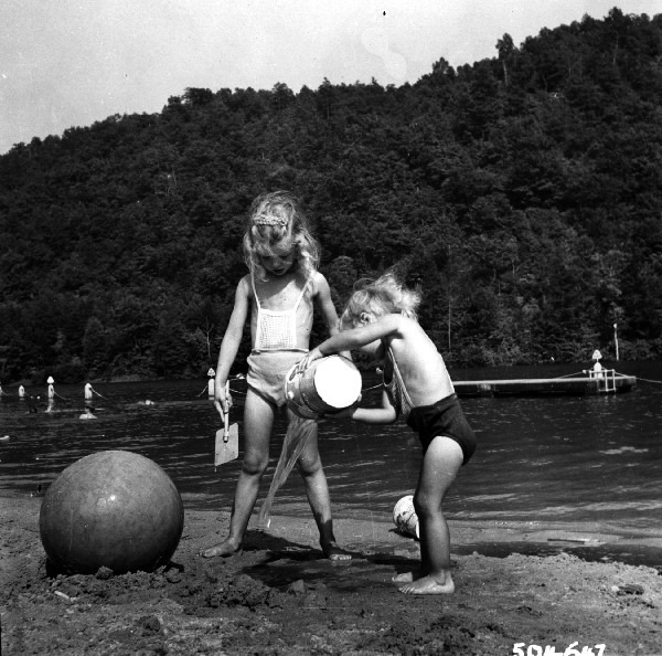 Girls in the Sand, Mountain Lake Resort