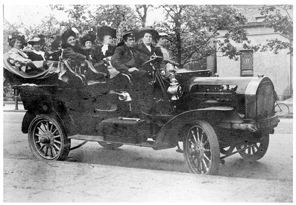 Image of Suffragists at State Capitol