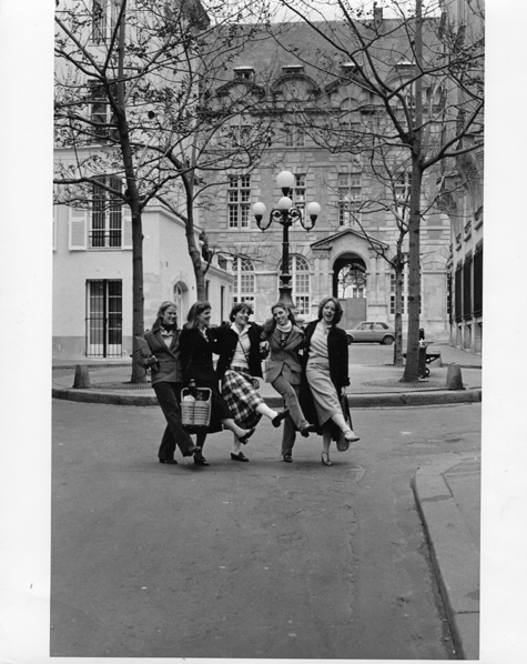 Hollins Abroad Paris students. Date:  1979. Photographer: Jayne Arnesen. Citation: Hollins University Archives.